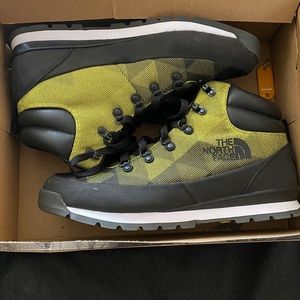 (NEW UNWORN) north face boots